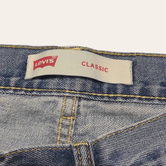 Levi’s Classic Lightwash Jeans - Picture 7 of 10